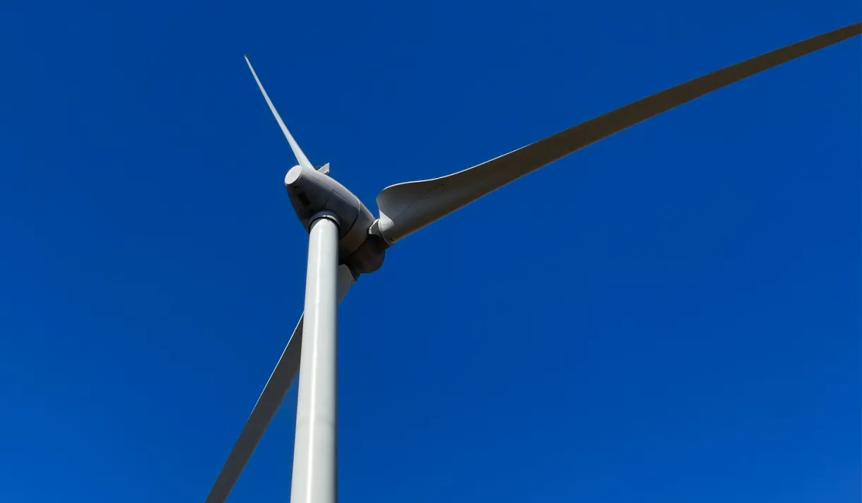 The Kilbirnie wind turbine with a blue sky behind it